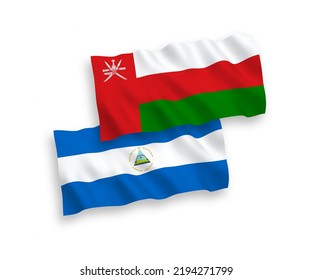 Banderas de olas de tela vectorial nacional del Sultanato de Omán y Nicaragua aisladas en fondo blanco. de 1 a 2.