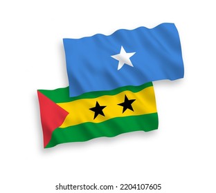 Banderas de olas de tela vectorial nacional de Santo Tomás y Príncipe y Somalia aisladas en fondo blanco. de 1 a 2.