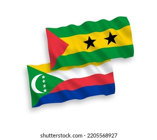 Banderas de olas de tela vectorial nacional de Santo Tomás y Príncipe y Unión de las Comoras aisladas de fondo blanco. de 1 a 2.