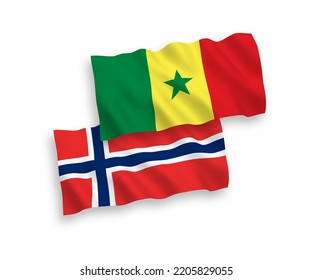Banderas de ondulación de tela vectorial nacional de Noruega y la República del Senegal aisladas de fondo blanco. de 1 a 2.