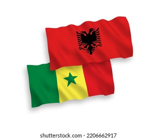 Banderas de olas de tela vectorial nacional de la República del Senegal y Albania aisladas en fondo blanco. de 1 a 2.