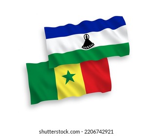 Banderas de ondulación de tela vectorial nacional de la República del Senegal y Lesotho aisladas de fondo blanco. de 1 a 2.