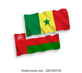 Banderas de ondulación de tela vectorial nacional de la República del Senegal y Sultanato de Omán aisladas en fondo blanco. de 1 a 2.