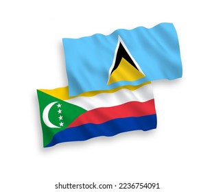 Nationale Vektor-Wellen-Flaggen von Saint Lucia und Union der Komoren einzeln auf weißem Hintergrund. 1 bis 2 %.