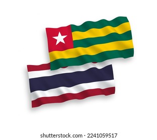 Nationale Vektor-Wellen-Flaggen der Togolesischen Republik und Thailands einzeln auf weißem Hintergrund. 1 bis 2 %.
