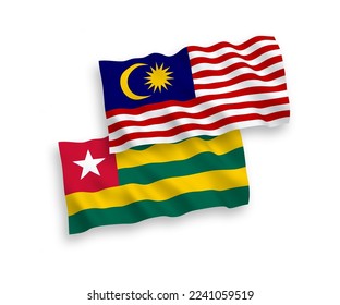 Banderas de olas de tela vectorial nacional de la República Togolesa y Malasia aisladas en fondo blanco. de 1 a 2.