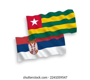Banderas de olas de tela vectorial nacional de la República Togolesa y Serbia aisladas en fondo blanco. de 1 a 2.