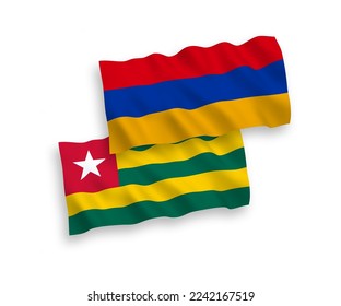 Banderas de olas de tela vectorial nacional de la República Togolesa y Armenia aisladas en fondo blanco. de 1 a 2.