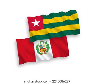 Banderas de olas de tela vectorial nacional de la República Togolesa y el Perú aisladas en fondo blanco. de 1 a 2.
