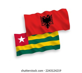 Banderas de olas de tela vectorial nacional de la República Togolesa y Albania aisladas en fondo blanco. de 1 a 2.