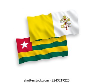 Banderas de ondulación de tela vectorial nacional de la República Togolesa y el Vaticano aisladas en fondo blanco. de 1 a 2.