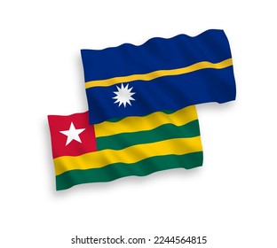Nationale Vektor-Wellen-Flaggen der Republik Togo und der Republik Nauru einzeln auf weißem Hintergrund. 1 bis 2 %.