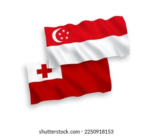 Banderas de olas de tela vectorial nacional del Reino de Tonga y Singapur aisladas en fondo blanco. de 1 a 2.