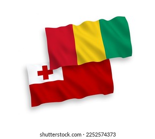 Banderas de ondulación de tela vectorial nacional del Reino de Tonga y Guinea aisladas sobre fondo blanco. de 1 a 2.