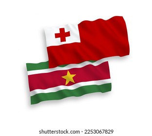 Nationale Vektor-Wellen-Flaggen des Königreichs Tonga und der Republik Suriname einzeln auf weißem Hintergrund. 1 bis 2 %.