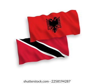 Nationale Vektor-Wellen-Flaggen der Republik Trinidad und Tobago und Albanien einzeln auf weißem Hintergrund. 1 bis 2 %.
