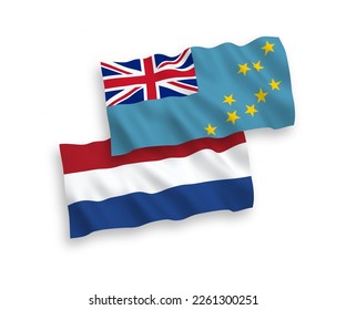 Banderas de olas de tela vectorial nacionales de Tuvalu y los Países Bajos aisladas en fondo blanco. de 1 a 2.