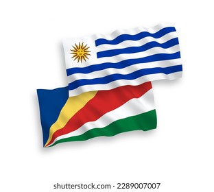 Banderas de ondulación de tela vectorial nacional de la República Oriental del Uruguay y Seychelles aisladas de fondo blanco. de 1 a 2.