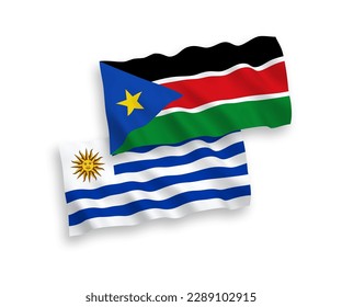 Banderas de olas de tela vectorial nacional de la República Oriental del Uruguay y la República de Sudán del Sur aisladas en fondo blanco. de 1 a 2.