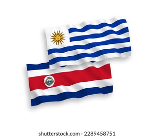 Nationale Vektorgrafik-Wellen-Flaggen der Orientalischen Republik Uruguay und der Republik Costa Rica einzeln auf weißem Hintergrund. 1 bis 2 %.