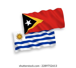 Banderas de olas de tela vectorial nacional de la República Oriental del Uruguay y Timor Oriental aisladas en fondo blanco. de 1 a 2.