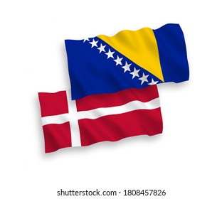 Banderas de Dinamarca y Bosnia y Herzegovina aisladas en un fondo blanco, de tela vectorial nacional que ondean banderas. de 1 a 2.
