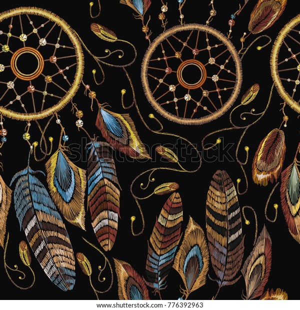 アメリカ先住民のインド人のタリスマンドリームキャッチャー 民族的な服 おしゃれなテンプレートデザインの服 魔法の部族の羽模様 Tシャツデザイン 刺しゅう ドリームキャッチャーボーホーシームレス柄 のベクター画像素材 ロイヤリティフリー