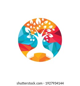 Die Natur nennt sich Vektorlogo-Design. Behandeln Sie eine Baumsymbol-Designvorlage.	