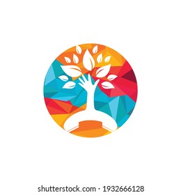 Diseño del logotipo vectorial de la llamada natural. Plantilla de diseño de iconos de auriculares y árboles de mano.