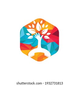 Diseño del logotipo vectorial de la llamada natural. Plantilla de diseño de iconos de auriculares y árboles de mano.