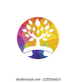 Die Natur nennt sich Vektorlogo-Design. Handset und Handbaum-Symbol-Design-Vorlage.