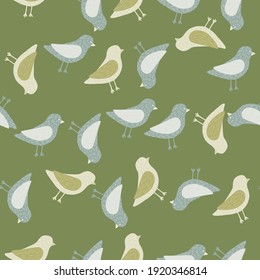 Naturfauna nahtloses Muster mit zufälligem Blau- und Beige-Taubenvogeldruck. Grüner Hintergrund. Vektorgrafik für saisonale Stoffdrucke, Stoffe, Banner, Hintergründe und Wallpaper.