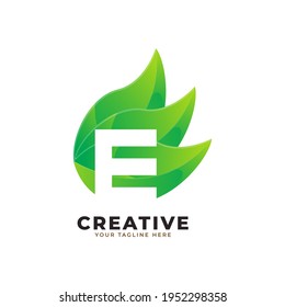 Diseño del logotipo de la letra E de la hoja verde natural. logotipo de monograma. El verde deja un icono alfabético. Usable para logotipos empresariales, científicos, sanitarios, médicos y naturales.Elemento de plantilla de diseño de logotipo de vectores planos. Eps10