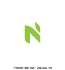 Letra natural N Logotipo vector de hoja