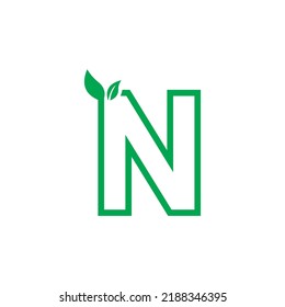 Design des Naturlogos mit dem Konzept des Buchstaben N mit Laub dekoriert. auch geeignet für Gesundheitslogos, Naturlogos. Anfangsbuchstaben N Logo. Logo für Blätter.