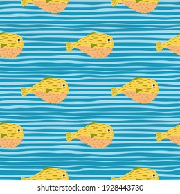 Naturaleza sin fisuras con la impresión de siluetas de peces amarillos dibujadas a mano. Fondo de rayas azules. Perfecto para el diseño de tela, impresión textil, envoltura, cubierta. Ilustración vectorial.