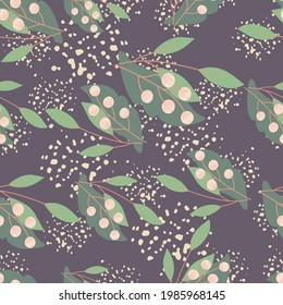 Naturnahtloses Muster mit grünen Blättern und rouanischen Beeren. violetter Hintergrund mit Splash. Entworfen für Stoffdesign, Stoffdruck, Umhüllung, Abdeckung. Vektorgrafik.