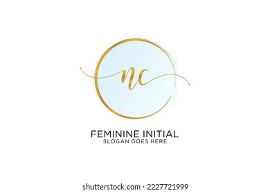 Logo de escritura a mano CN con la firma de vector de plantilla de círculo, boda, moda, floral y botánica con plantilla creativa.