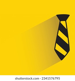 corbata con sombra sobre fondo amarillo