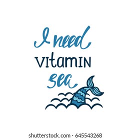 Necesito vitamina mar. Una cita inspiradora sobre el verano. Moderna frase caligráfica con cola de sirena dibujada a mano y olas. Grabado simple vectorial para impresión y afiche. Diseño tipográfico