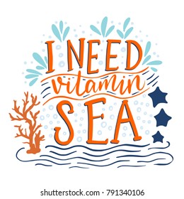 Necesito vitamina mar. Tarjeta de carta vectorial con frase dibujada a mano con peces, peces estrella y conchas.