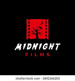 Negativer Film und Krähen Perch in toten Baumgrafik Logo. Design-Inspiration für Horrorfilme