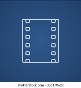 Icono de línea negativa para web, móvil e infografía. Icono azul claro del vector aislado en fondo azul.