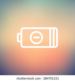 Negative Power Batterie Icon dünne Linie für Web und mobile, moderne minimalistische flache Design. Vektorweißes Symbol auf Farbverlauf-Mesh-Hintergrund.