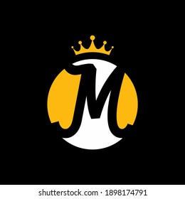 Espacio negativo de la letra M con la plantilla del logotipo de la corona para la marca comercial