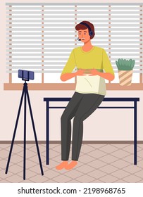 Sesión de negociación, blogger grabando video para el blog. Video call, concepto de podcast. Hombre con smartphone hablando con un amigo en pantalla en una reunión en línea. Aprendizaje a distancia en una plataforma educativa