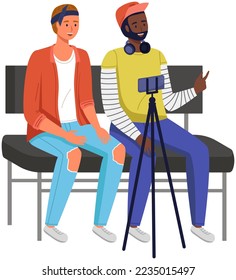 Verhandlungssitzung, Blogger-Aufnahme Video für Blog. Videoanruf, Podcast-Konzept. Mann mit Smartphone unterhält sich auf dem Bildschirm bei Online-Treffen mit einem Freund. Fernunterricht auf der Lernplattform