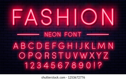 Alfabeto néon com números. Fonte de estilo neon vermelho, lâmpadas fluorescentes no fundo de parede de tijolos. Vetor