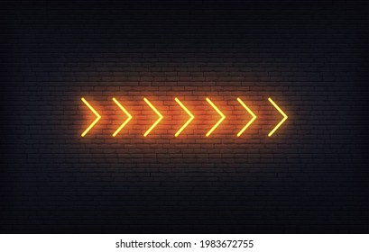 Signo de flecha de la aguja. Conjunto de flechas de neón brillantes anaranjadas sobre fondo de pared de ladrillo