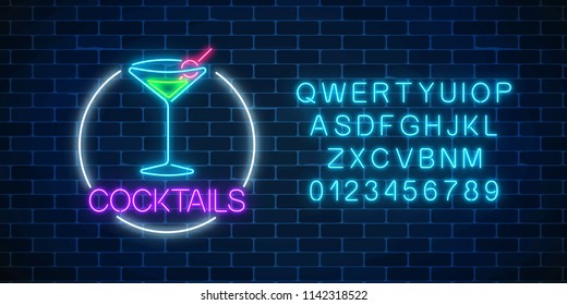 Signo de cóctel Neon en marco circular con alfabeto sobre fondo de pared de ladrillo oscuro. Publicidad de gas brillante con un vaso de alcohol agitar. Pancarta de la cafetería. Invitación al club nocturno. Ilustración del vector